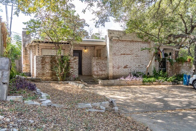 2305 Montclaire St in Austin, TX - Building Photo - Building Photo