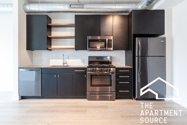 931 W Belmont Ave, Unit 604 in Chicago, IL - Building Photo - Building Photo