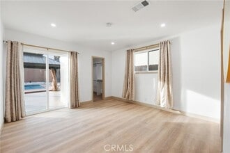 7009 Hatillo Ave in Winnetka, CA - Foto de edificio - Building Photo