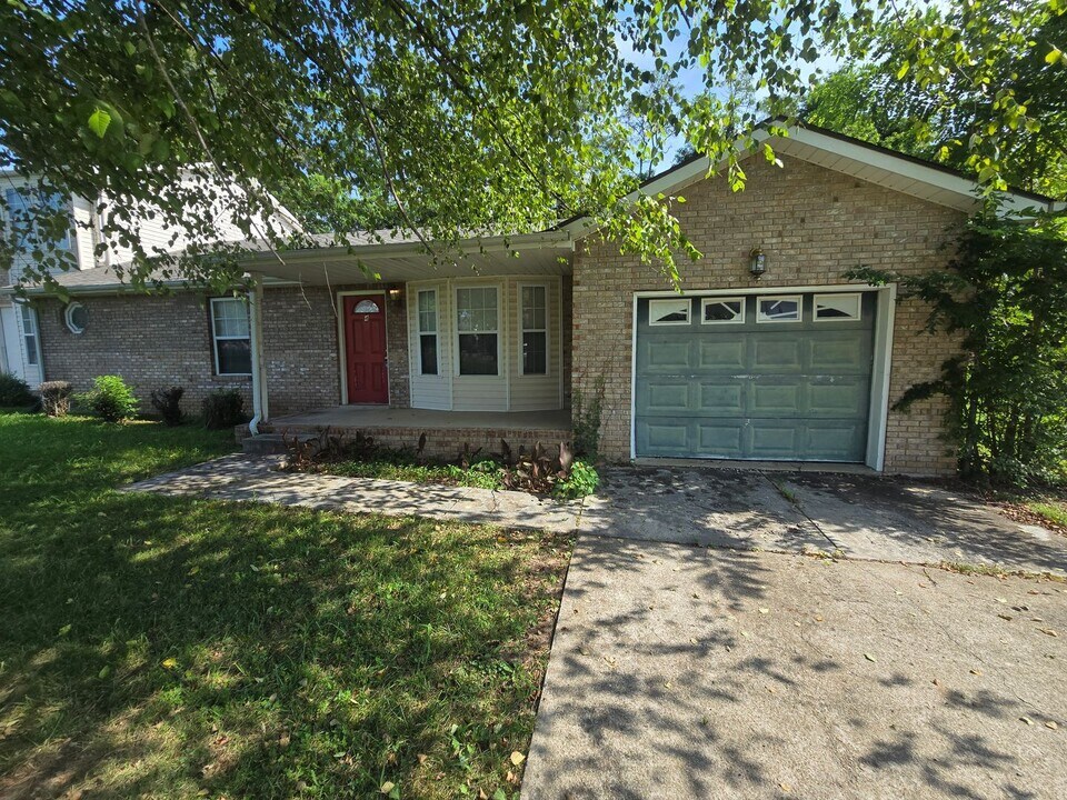 698 Needmore Rd in Clarksville, TN - Building Photo