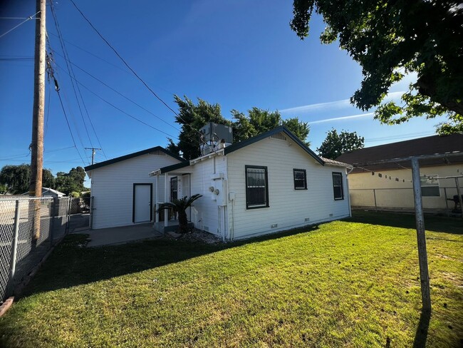 344 N M St in Tulare, CA - Building Photo - Building Photo