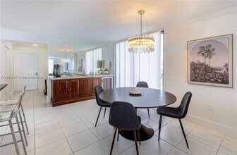 6061 Collins Ave, Unit 9F in Miami Beach, FL - Building Photo - Building Photo