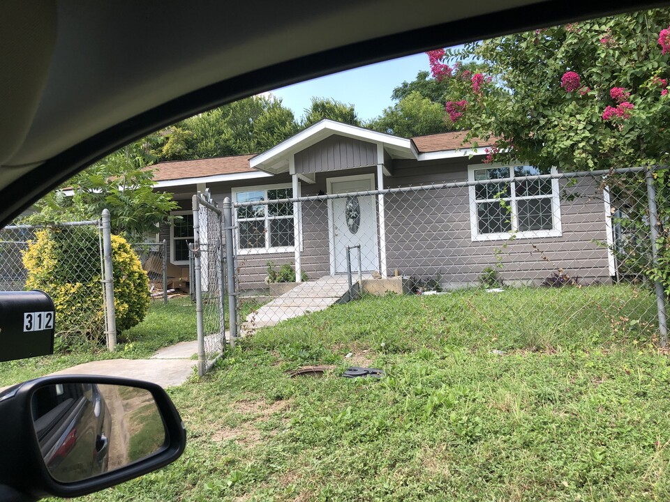 312 E Davis St in Kerrville, TX - Foto de edificio