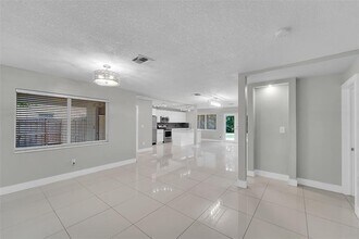 251 NW 34th St in Oakland Park, FL - Building Photo - Building Photo