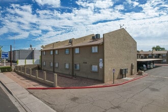 Casita Robles Apartments in Phoenix, AZ - Foto de edificio - Building Photo