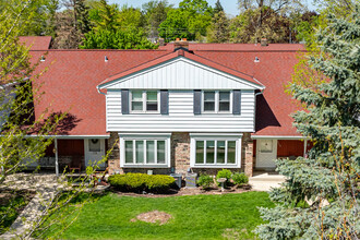 Camelot Village in Greenfield, WI - Foto de edificio - Building Photo