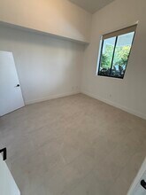 2507 NE 182nd St, Unit A2 in North Miami Beach, FL - Building Photo - Building Photo