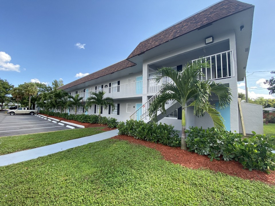 Tropical Villas in Lake Worth, FL - Building Photo