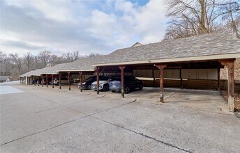 2304 Yellowstone Park Ct in Maryland Heights, MO - Building Photo - Building Photo