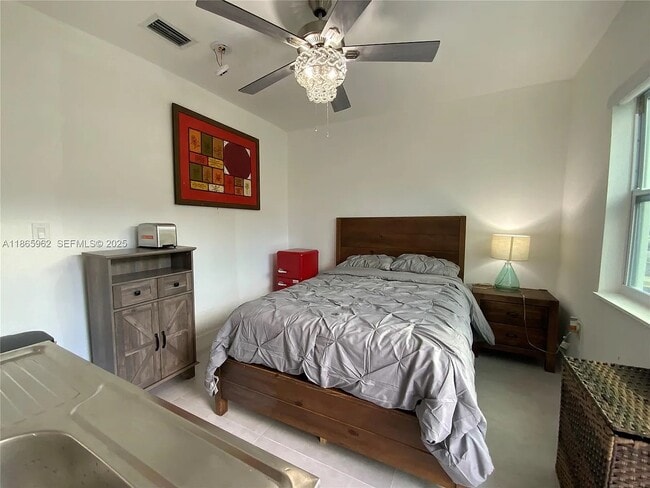 1365 NW 130th St, Unit Comet in North Miami, FL - Foto de edificio - Building Photo