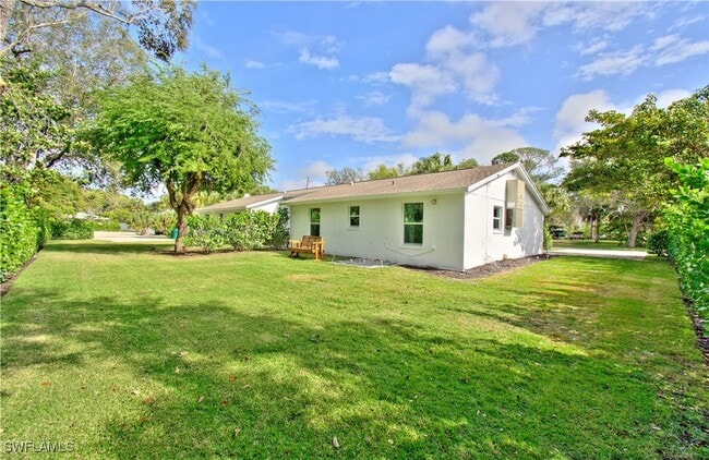 3080 Coco Ave in Naples, FL - Foto de edificio - Building Photo