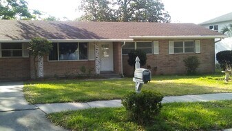 1202 Glen Ridge Dr in Leesburg, FL - Building Photo
