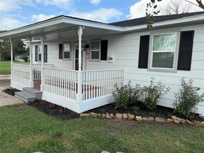 308 N Martin Luther King St in Sweeny, TX - Building Photo - Building Photo