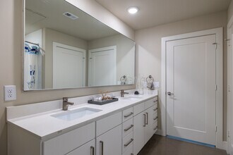 Eighteen25 Downtown in Houston, TX - Building Photo - Building Photo