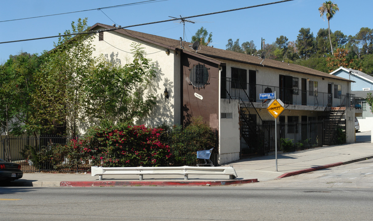 7067 N Figueroa St in Los Angeles, CA - Foto de edificio