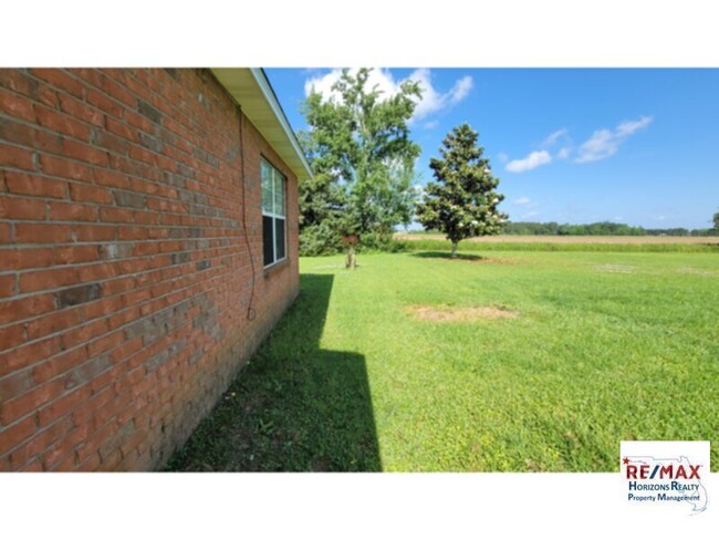 2410 Chance Rd in Molino, FL - Foto de edificio - Building Photo