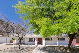 3114 W Charter Oak Rd in Phoenix, AZ - Building Photo