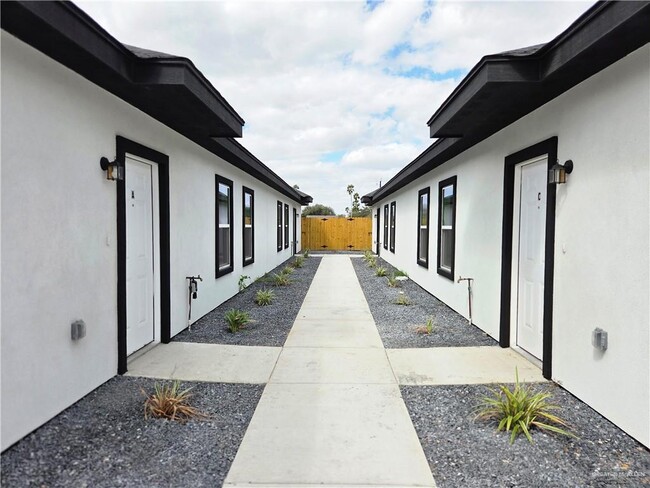 13 E Royal Palm Dr in Mercedes, TX - Building Photo - Building Photo