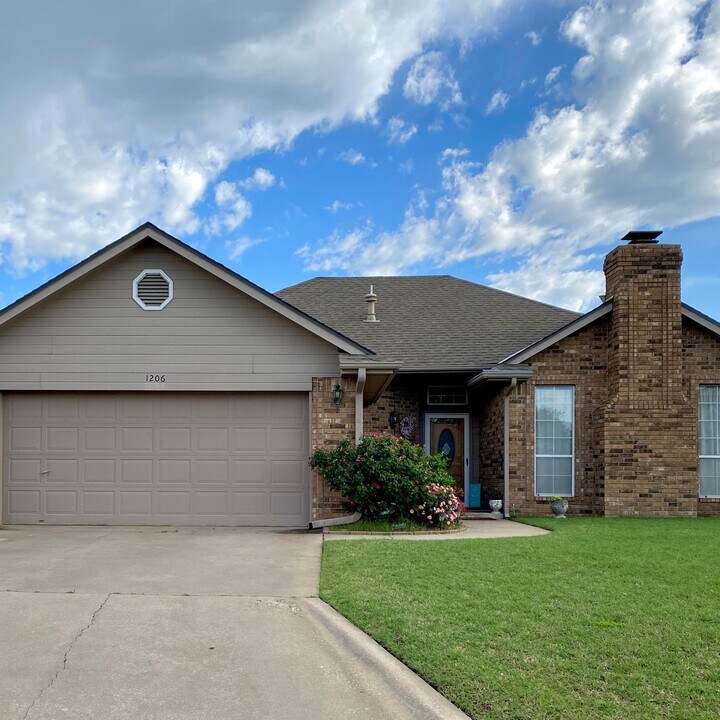 1206 Windsor Pl in Shawnee, OK - Building Photo
