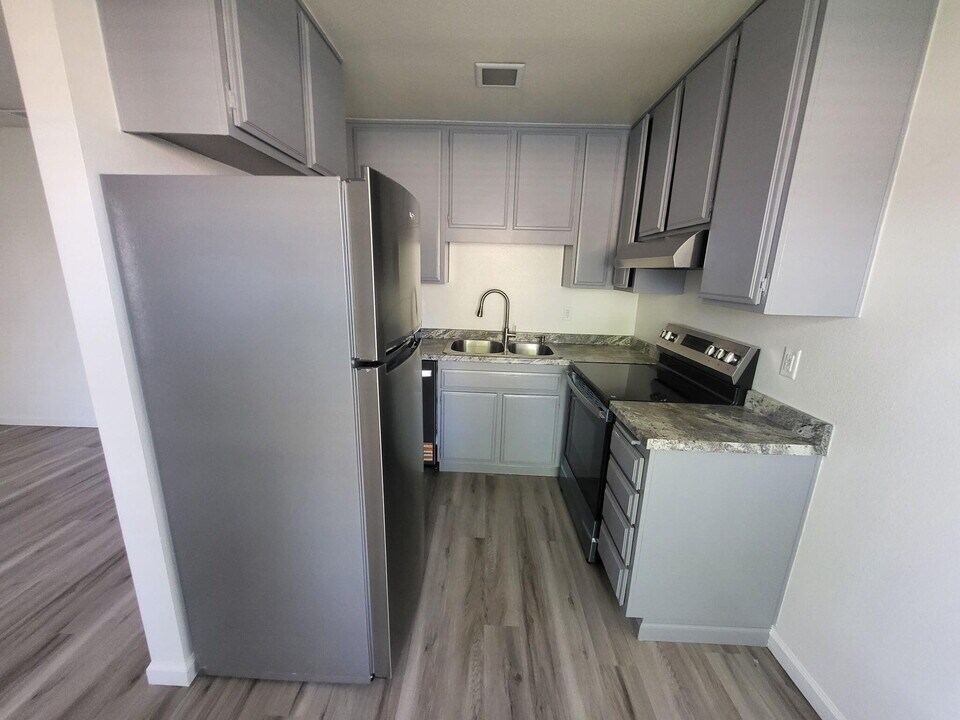 82075 Country Club Dr in Indio, CA - Building Photo