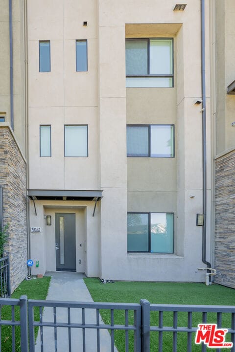 13107 W Lumina Way in Los Angeles, CA - Building Photo - Building Photo