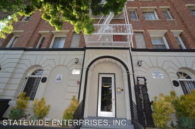 2933 W 8th St in Los Angeles, CA - Foto de edificio - Building Photo