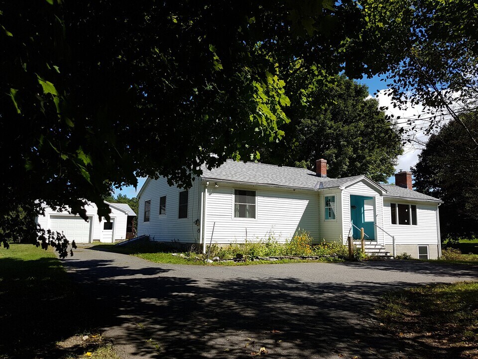 53 Dummerston Station Rd in Putney, VT - Foto de edificio
