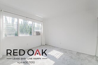 1327 Laurel Ave in West Hollywood, CA - Foto de edificio - Building Photo