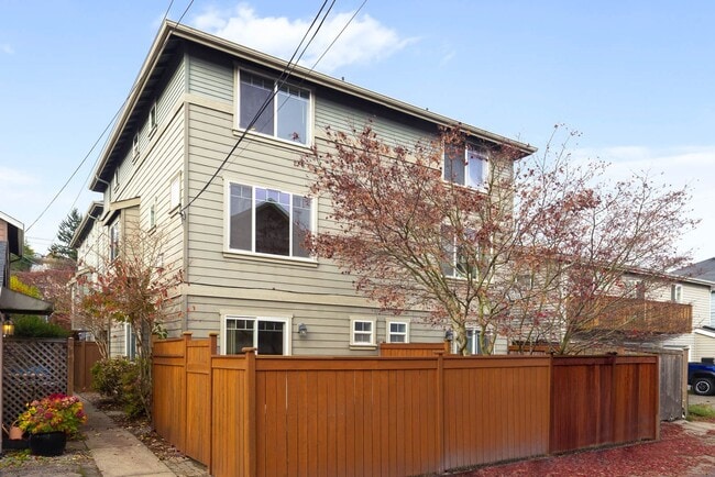 3424 34th Ave W in Seattle, WA - Building Photo - Building Photo