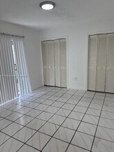 467 SW 7th St-Unit -4 in Miami, FL - Foto de edificio - Building Photo