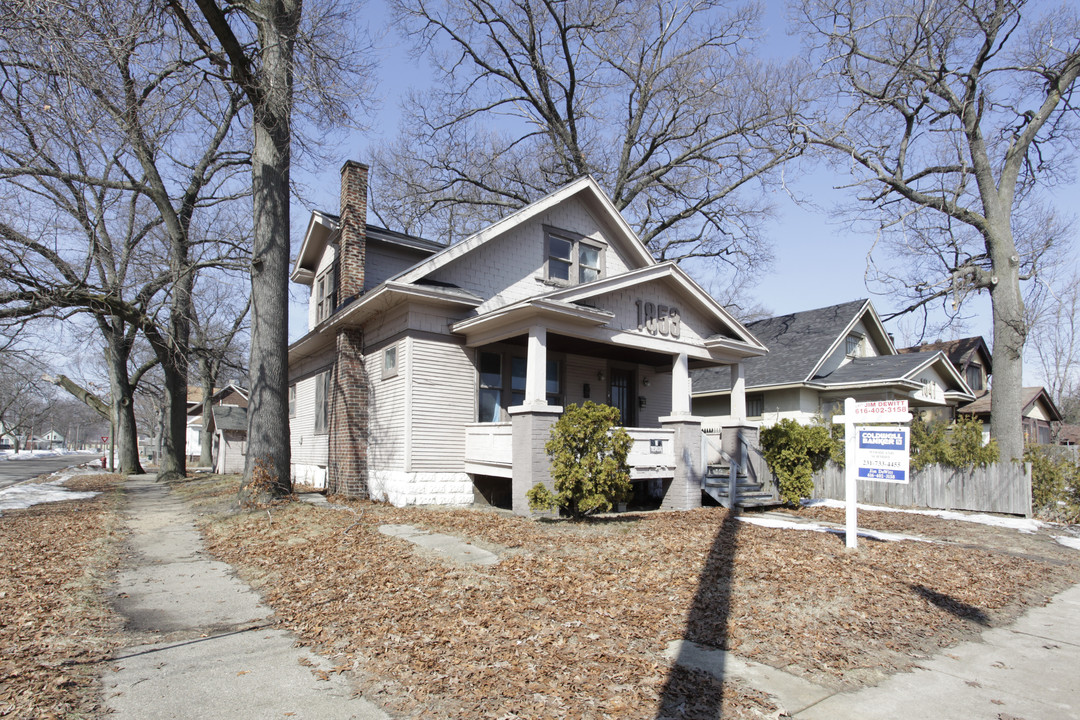 1853 Sanford St in Muskegon Heights, MI - Foto de edificio