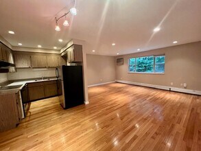 54 Jacqueline Rd, Unit 7 in Waltham, MA - Building Photo - Building Photo