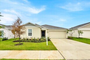 2398 McKinley Dr in Lake Wales, FL - Building Photo