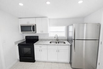 5010 Killarney Ave in Fort Pierce, FL - Foto de edificio - Building Photo