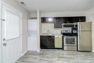 Lincolnshire West in Champaign, IL - Building Photo - Building Photo