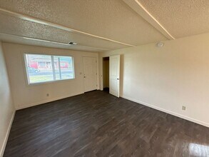 411 E 3rd St in Halsey, OR - Foto de edificio - Building Photo