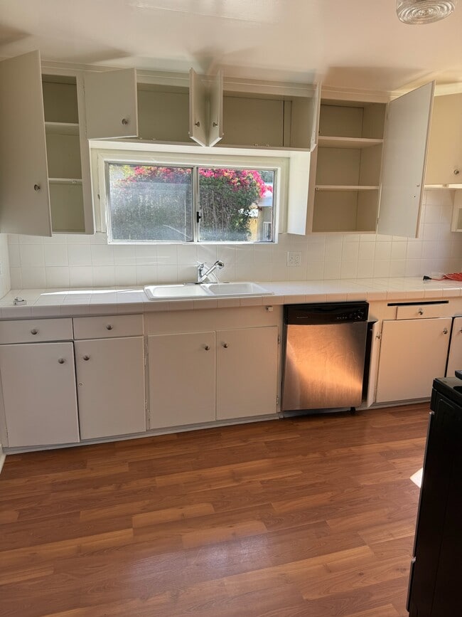 117 W Mission St in Santa Barbara, CA - Building Photo - Building Photo