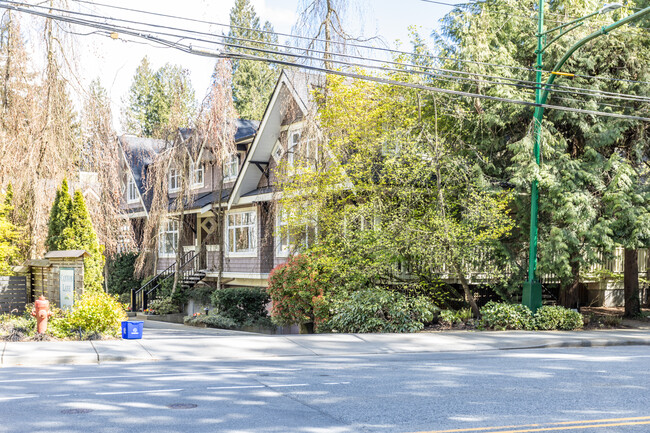 4652 Capilano Rd in North Vancouver, BC - Building Photo - Building Photo