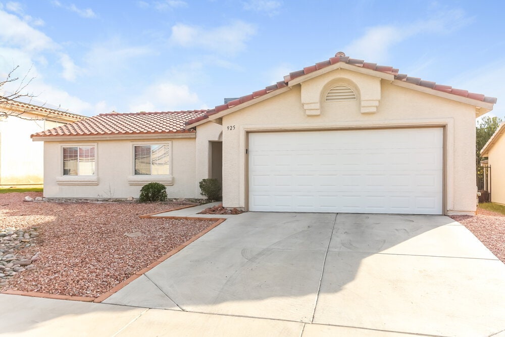 925 Sunnyfield Way in Henderson, NV - Building Photo
