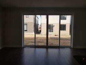 87 Monarch Woods Dr in Kitchener, ON - Building Photo - Building Photo