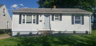 817 Gary Ave SE in Girard, OH - Building Photo