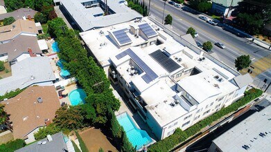 6611 Woodman Ave in Los Angeles, CA - Building Photo - Building Photo