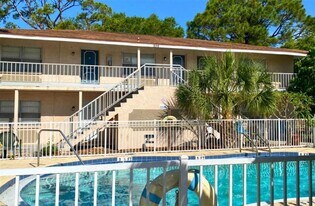 209 Northwest Jefferson Cir N in St. Petersburg, FL - Building Photo