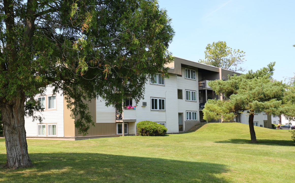 Cedarwood Apartments in Baldwinsville, NY - Foto de edificio