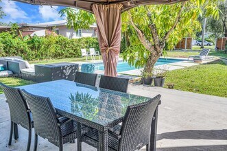 1581 NE 108th St in Miami, FL - Building Photo - Building Photo