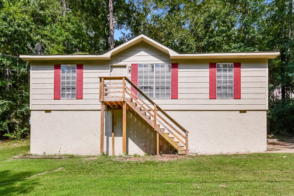 1512 Marlin Springs Rd in Center Point, AL - Building Photo