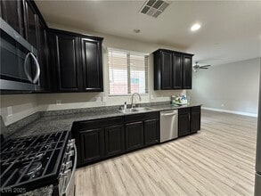 7703 Peaceful Trellis Dr in Las Vegas, NV - Building Photo - Building Photo