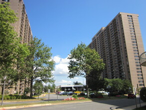 3701 S George Mason Dr, Unit Skyline Plaza Unit 310-N in Falls Church, VA - Foto de edificio - Building Photo