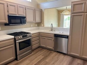 821 E Julia Way in Hanford, CA - Building Photo - Building Photo