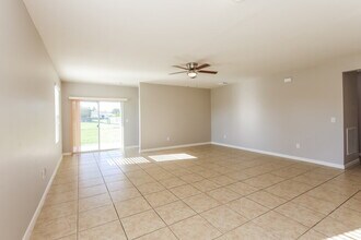 320 SE 3rd St in Cape Coral, FL - Foto de edificio - Building Photo